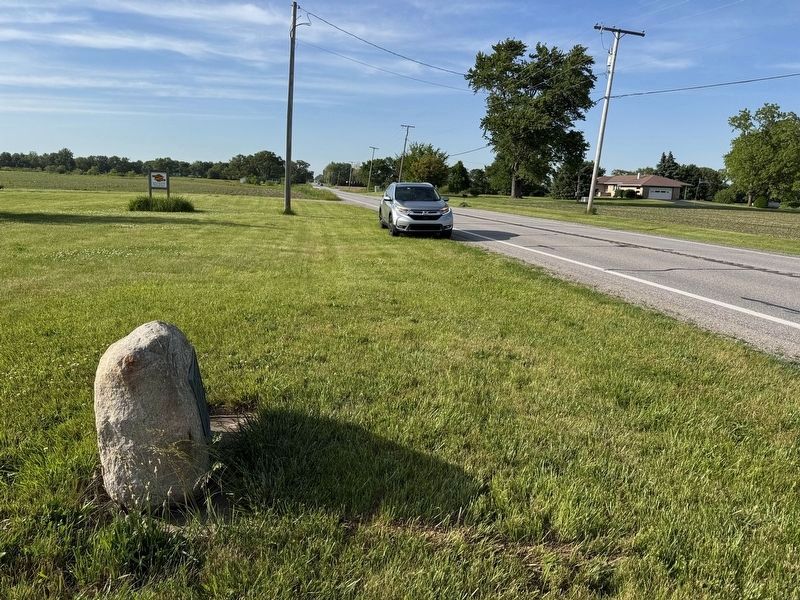 Marker in context of road looking the other way. image. Click for full size.