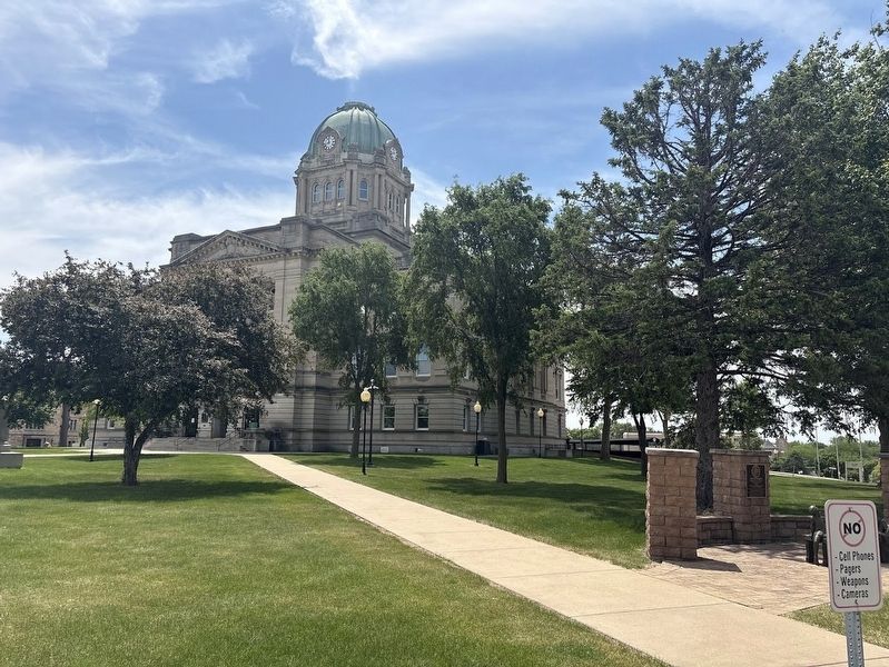 Kankakee County Courthouse and grounds image. Click for full size.
