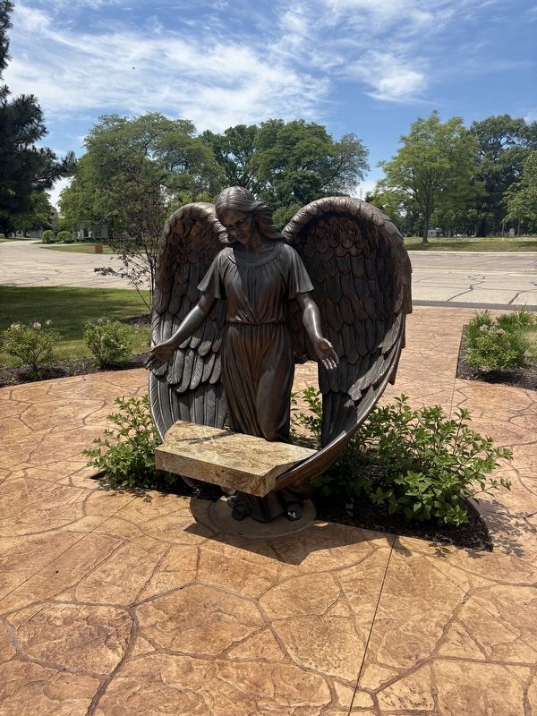 Angel statue near marker image. Click for full size.