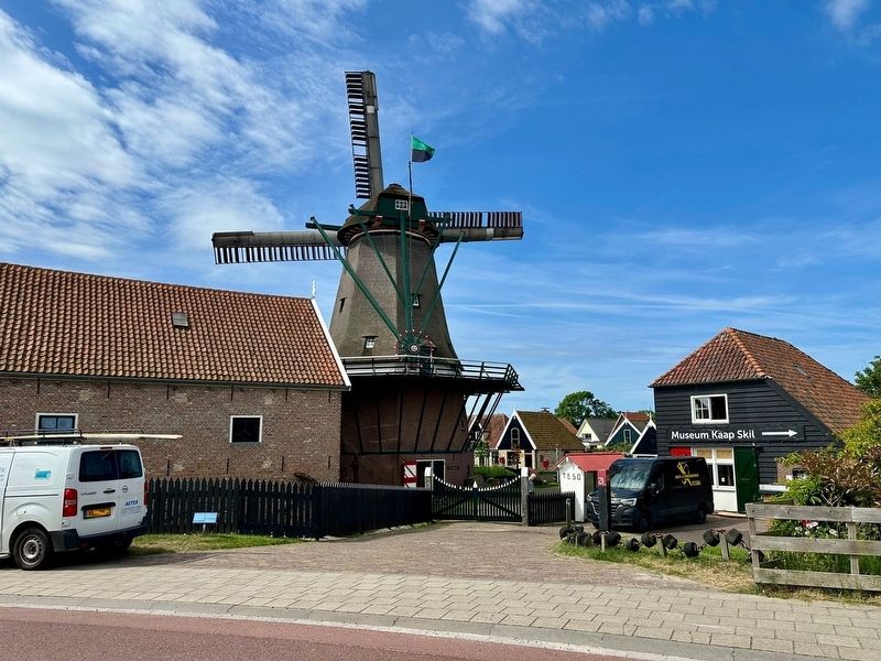 Windmill de Traanroeier and Marker image. Click for full size.