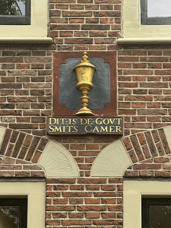Goutsmitscamer / Goldsmiths Guild Hall gable stone image. Click for full size.