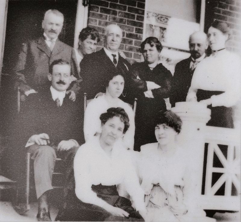 Marker detail: Joseph Bourque posant avec sa famille en 1918. Click for full size. Marker detail: Joseph Bourque posant avec sa famille en 1918 image. Click for full size.