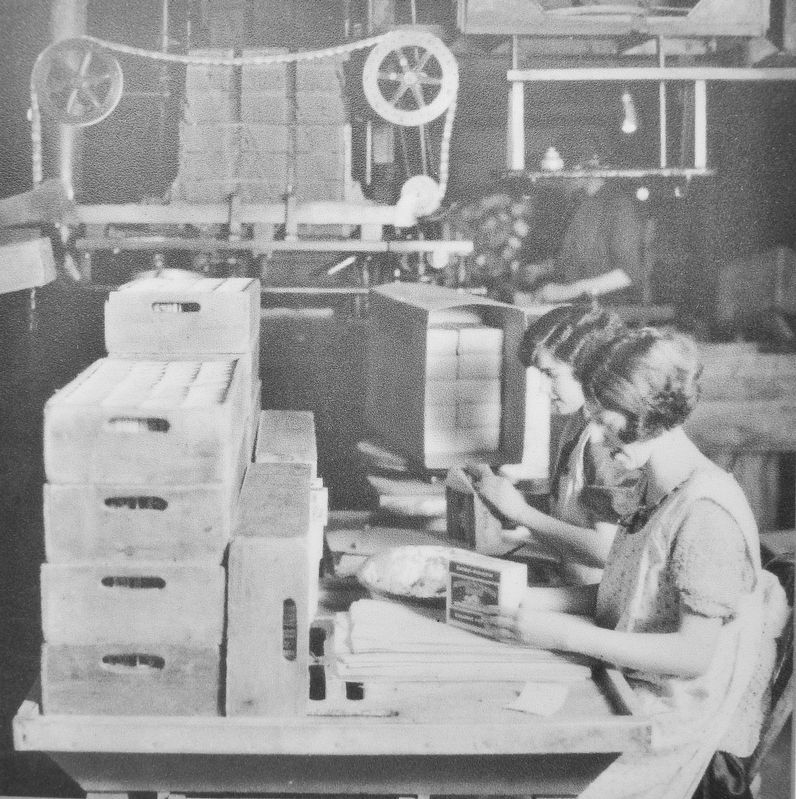Marker detail: Allumettières emboîtant et emballant des allumettes, en 1920.. Click for full size. Marker detail: Allumettières emboîtant et emballant des allumettes, en 1920. image. Click for full size.