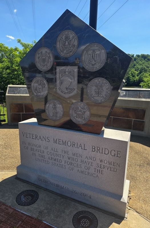 Veterans Memorial Bridge Monument image. Click for full size.