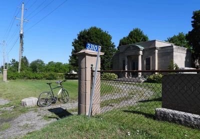 Memorial Ridge Mausoleum - Marker in context. Click for full size. Memorial Ridge Mausoleum - Marker in context image. Click for full size.