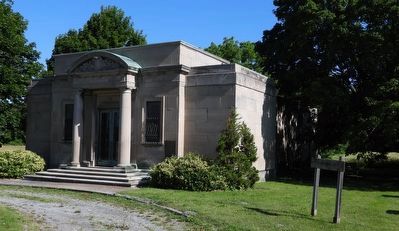 Memorial Ridge Mausoleum. Click for full size. Memorial Ridge Mausoleum image. Click for full size.