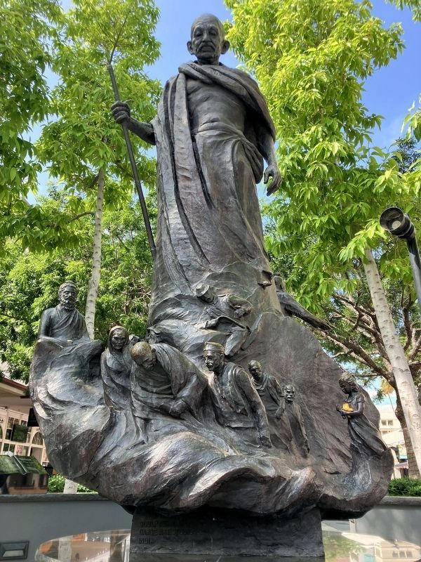 Mahatma Gandhi Monument image. Click for full size.