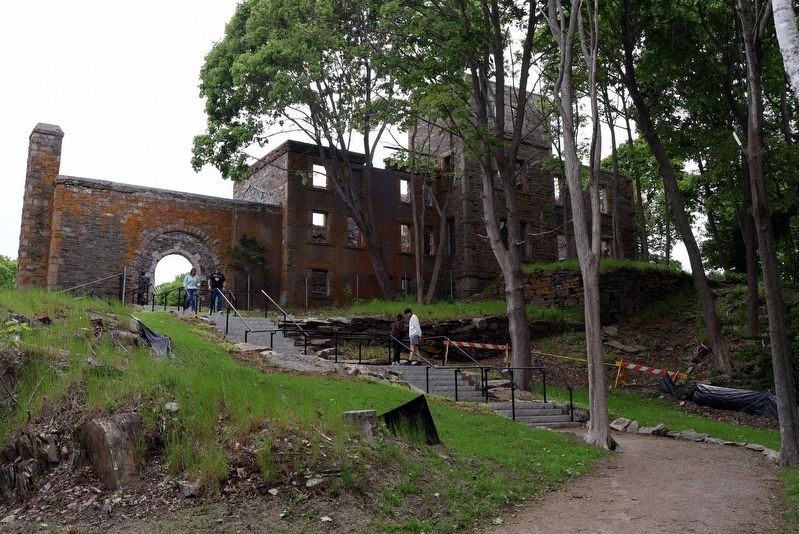 Goddard Mansion ruins image. Click for full size.