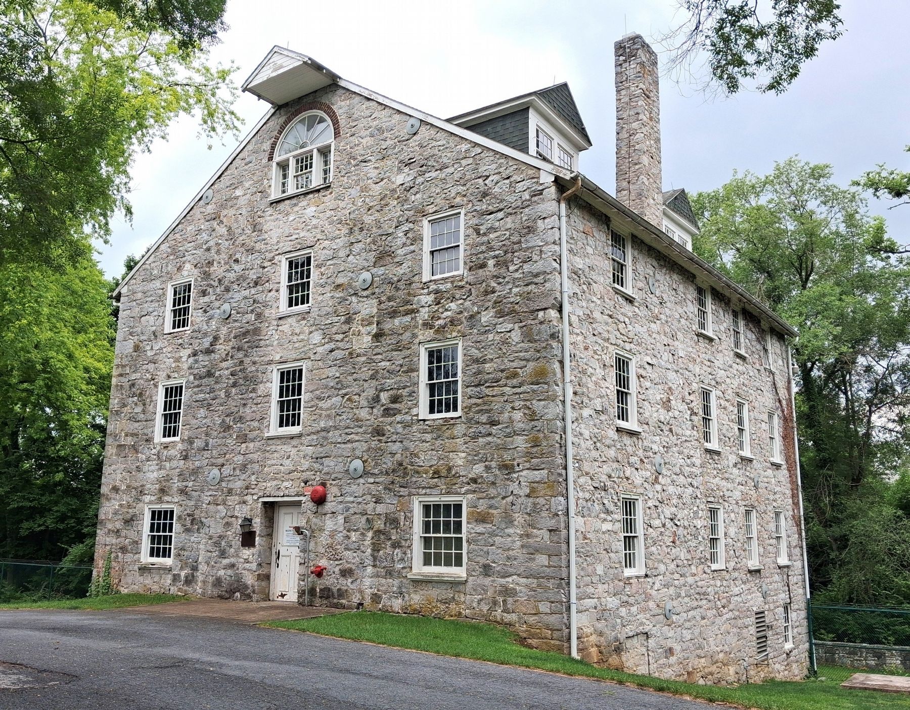 Mill Apartments and Marker image. Click for full size.