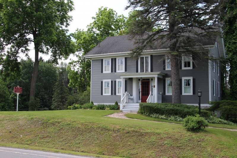 1807 Tavern and Marker. Click for full size. 1807 Tavern and Marker image. Click for full size.