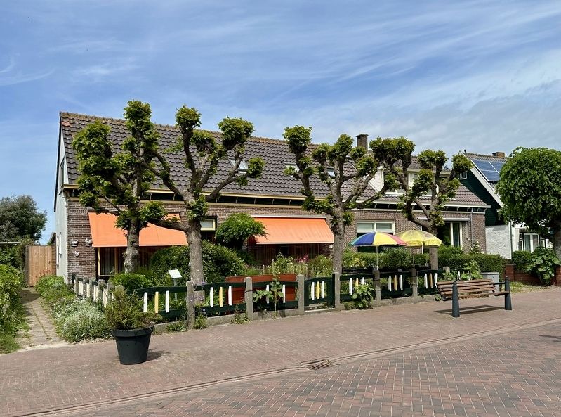 De Cocksdorp - Kikkertstraat 59, Polderhuis and marker. Click for full size. De Cocksdorp - Kikkertstraat 59, Polderhuis and marker image. Click for full size.