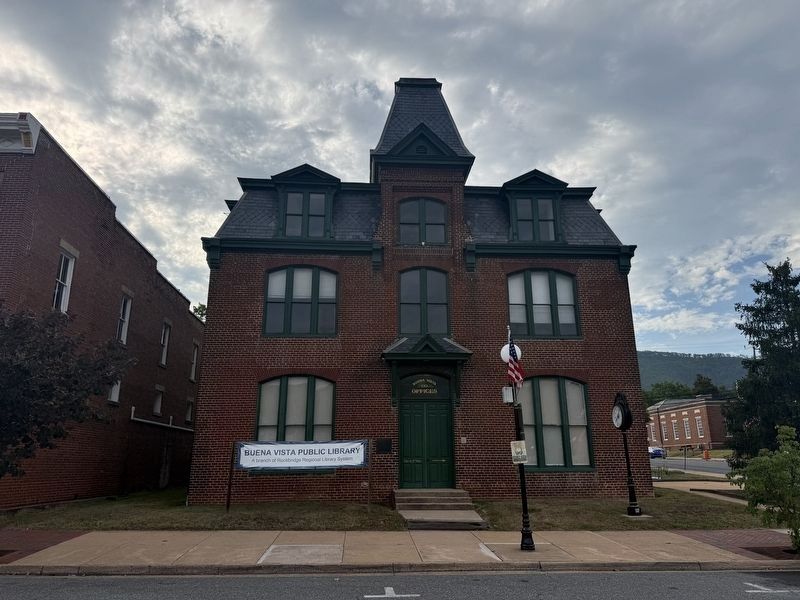 The Old Court House image. Click for full size.