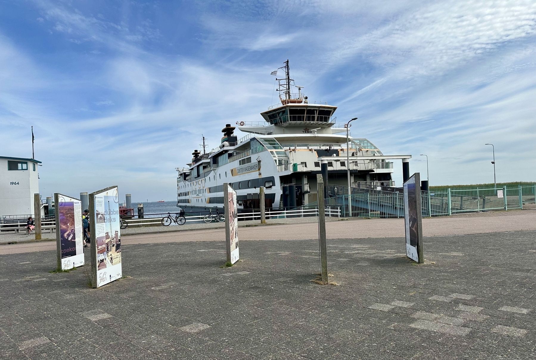 Haven t Horntje / t Horntje Harbor Marker and TESO ferry <i>Dokter Wagemaker</i>. Click for full size. Haven t Horntje / t Horntje Harbor Marker and TESO ferry <i>Dokter Wagemaker</i> image. Click for full size.