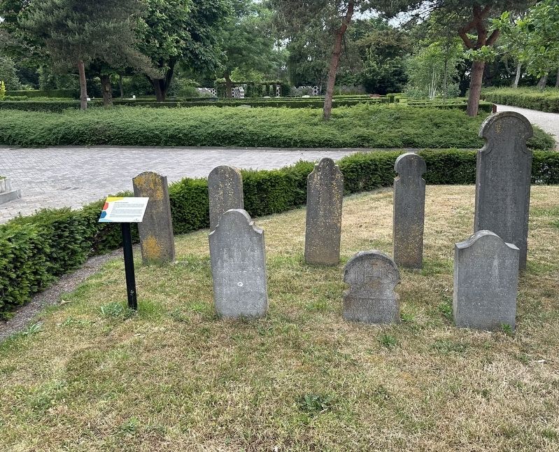 Bijzonder oude graftekens / Exceptionally Old Grave Markers Marker - wide view. Click for full size. Bijzonder oude graftekens / Exceptionally Old Grave Markers Marker - wide view image. Click for full size.