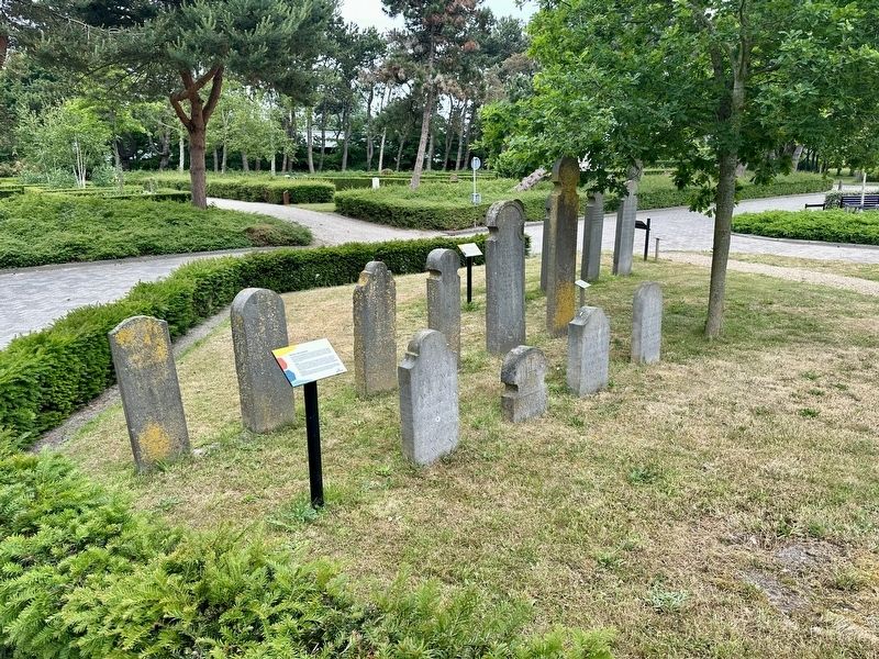 Bijzonder oude graftekens / Exceptionally Old Grave Markers Marker - wide view. Click for full size. Bijzonder oude graftekens / Exceptionally Old Grave Markers Marker - wide view image. Click for full size.