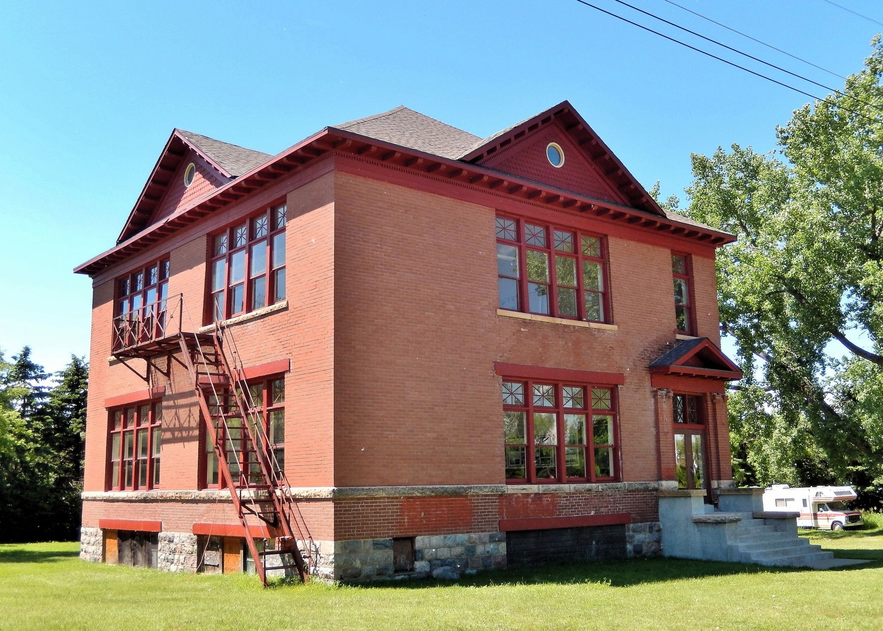 Manfred School 1910-1973 (<i>southeast elevation</i>). Click for full size. Manfred School 1910-1973 (<i>southeast elevation</i>) image. Click for full size.