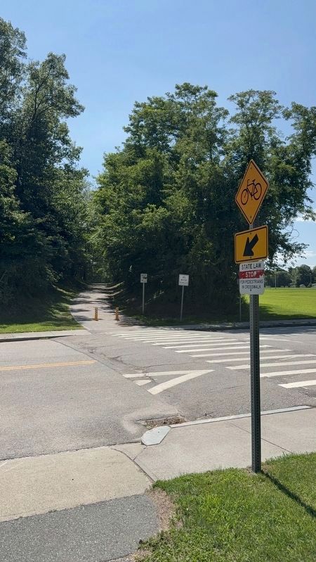 Asylum Road Entrance to East Bay Bike Path image. Click for full size.
