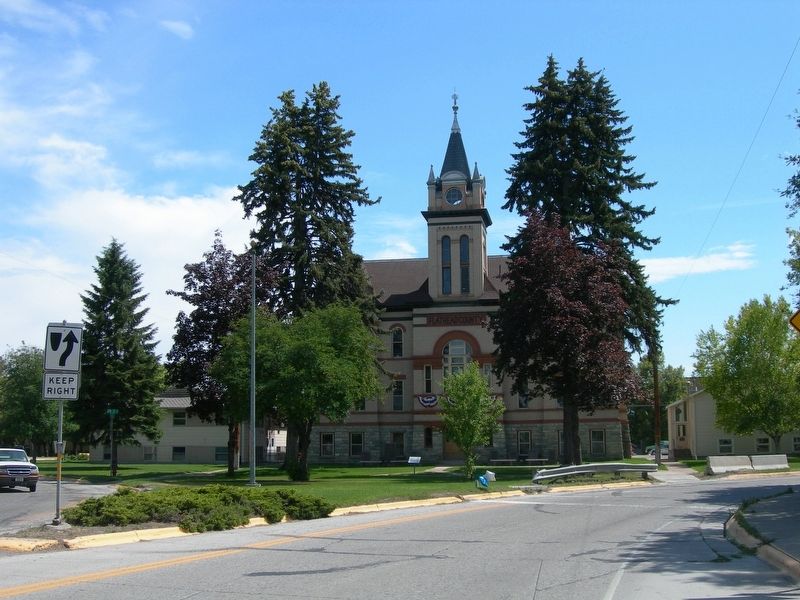 Courthouse Historic District Marker and courthouse image. Click for full size.
