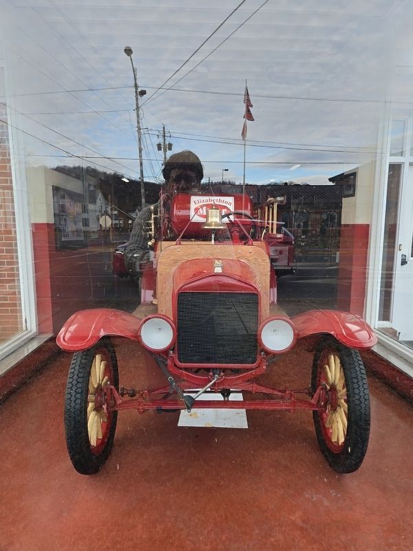 Antique Fire Engine front view. Click for full size. Antique Fire Engine front view image. Click for full size.