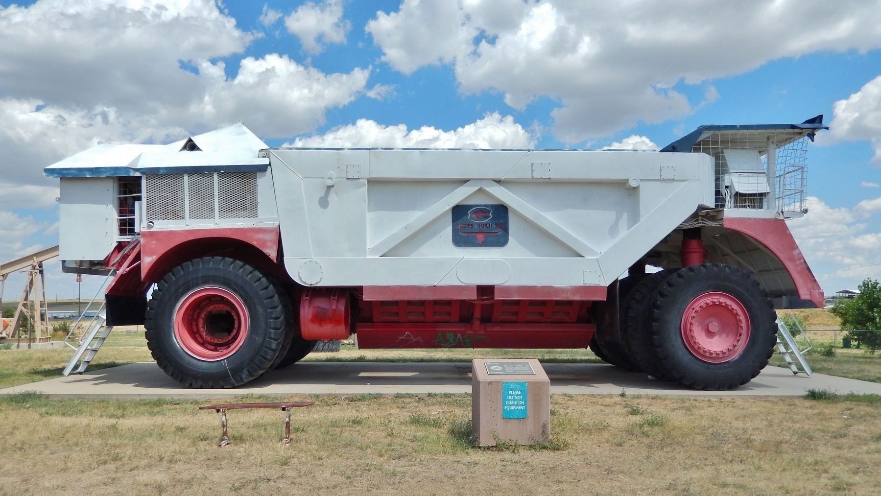 Unit Rig <i>Lectra Haul</i> Bottom Dump Truck and marker. Click for full size. Unit Rig <i>Lectra Haul</i> Bottom Dump Truck and marker image. Click for full size.