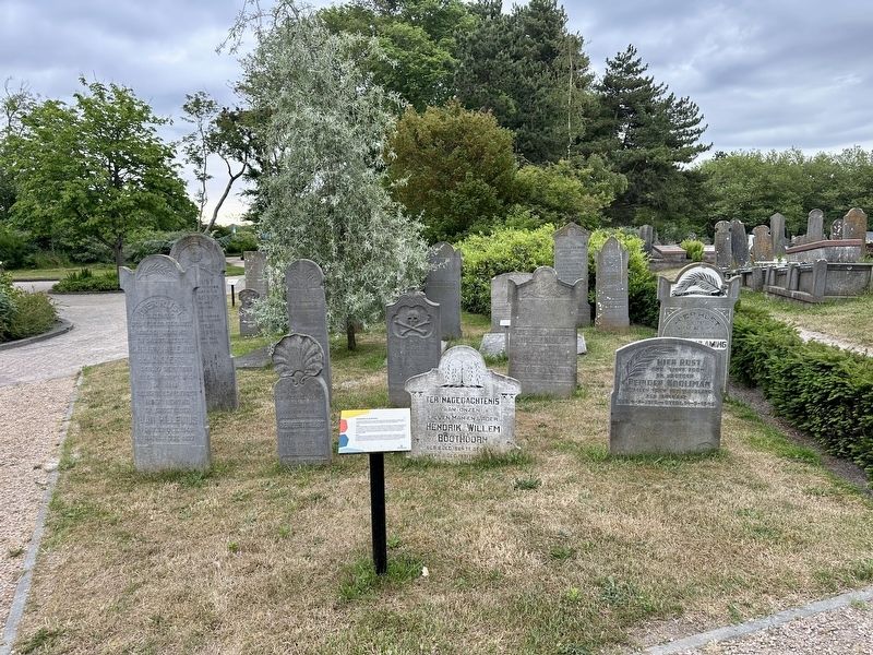 Symboliek op grafstenen / Symbolism on Gravestones Marker - wide view image. Click for full size.