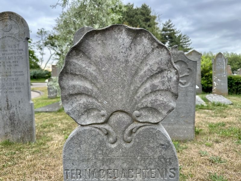 Gravestone symbol: seashell image. Click for full size.