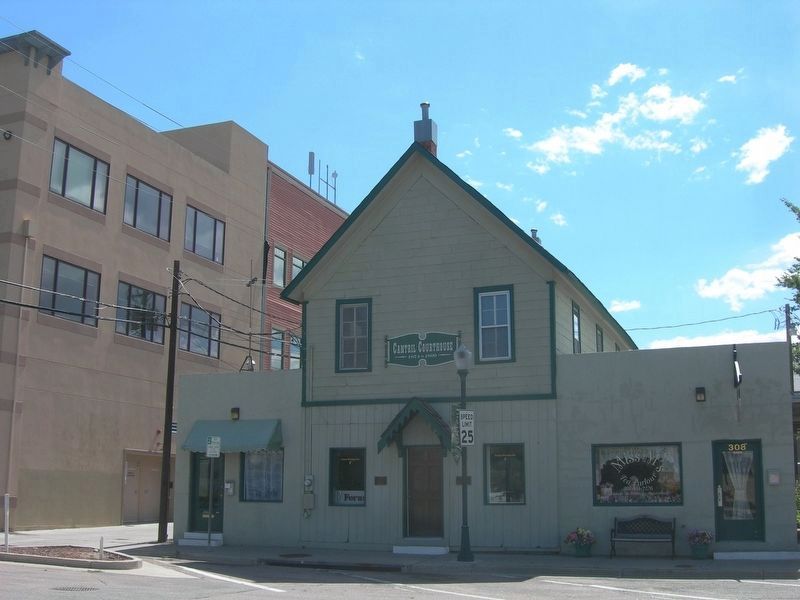 Original Court House & Marker image. Click for full size.