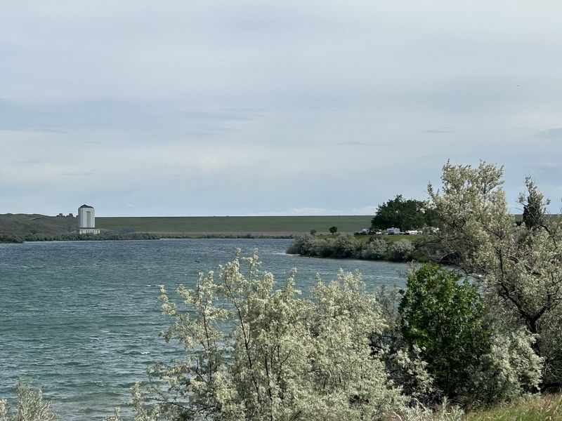 View of Roundhouse Point jutting into the Missouri River image. Click for full size.