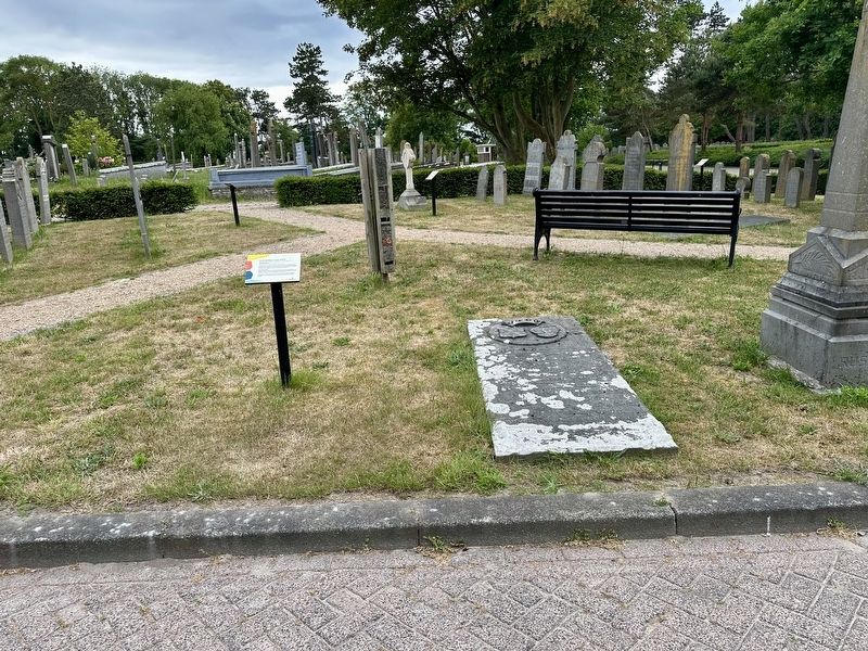 Soortens Graftekens� / Types of Grave Markers� Marker - wide view image. Click for full size.