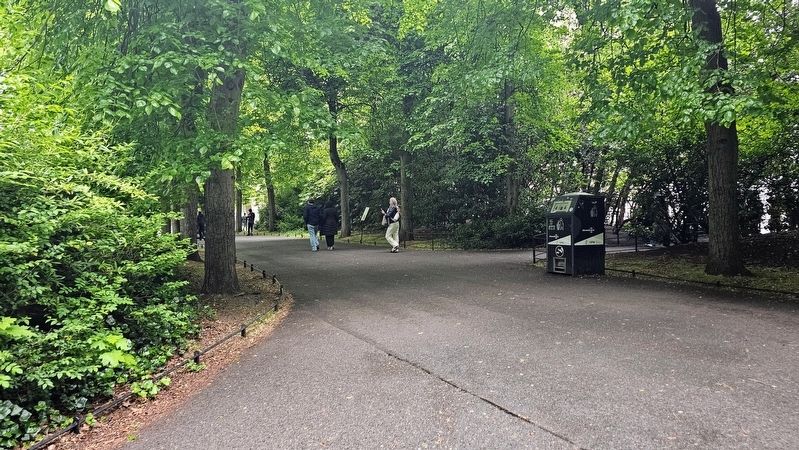 Ag Cosaint Ph�irc Fhaiche Stiabhna / Defending St Stephen's Green Park Marker image. Click for full size.