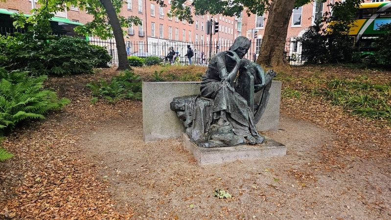 Éire Sculpture. Click for full size. Éire Sculpture image. Click for full size.