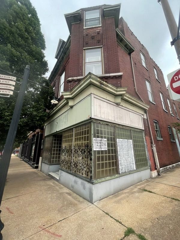 South St. Louis Architect Marker - context view of full building image. Click for full size.