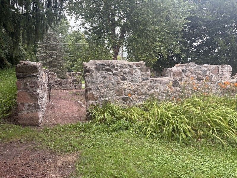 Mother Rudd Barn ruins image. Click for full size.