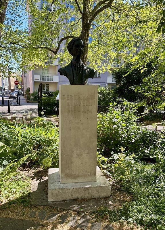 Statue of Bertand Russell (mentioned on marker). Click for full size. Statue of Bertand Russell (mentioned on marker) image. Click for full size.