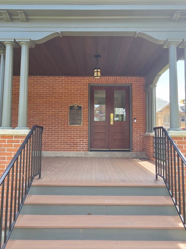 Richard Lowry House Marker, left of the front entrance image. Click for full size.