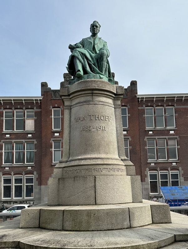 Jacobus Henricus van �t Hoff statue image. Click for full size.