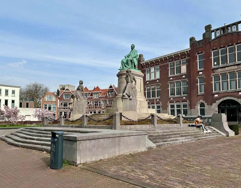 Jacobus Henricus van �t Hoff monument - side view image. Click for full size.