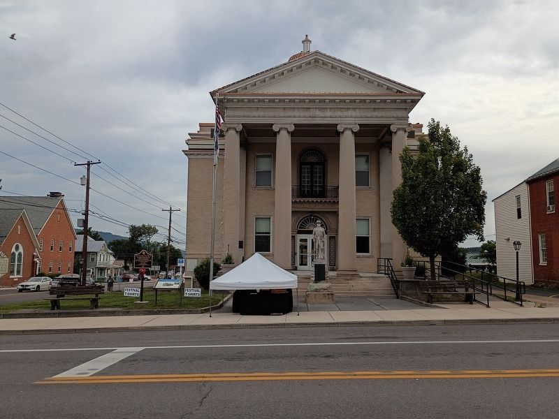 Hampshire County Courthouse image. Click for full size.