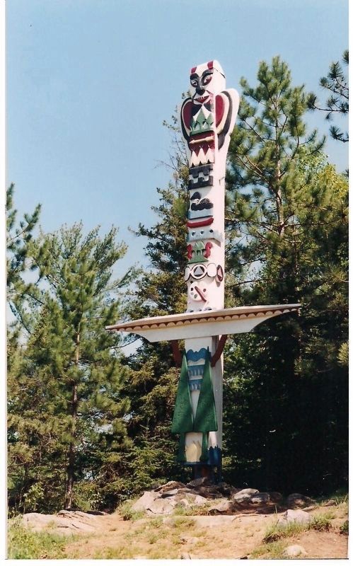 Totem Pole (15 metres north of the marker's cairn). Click for full size. Totem Pole (15 metres north of the marker's cairn) image. Click for full size.