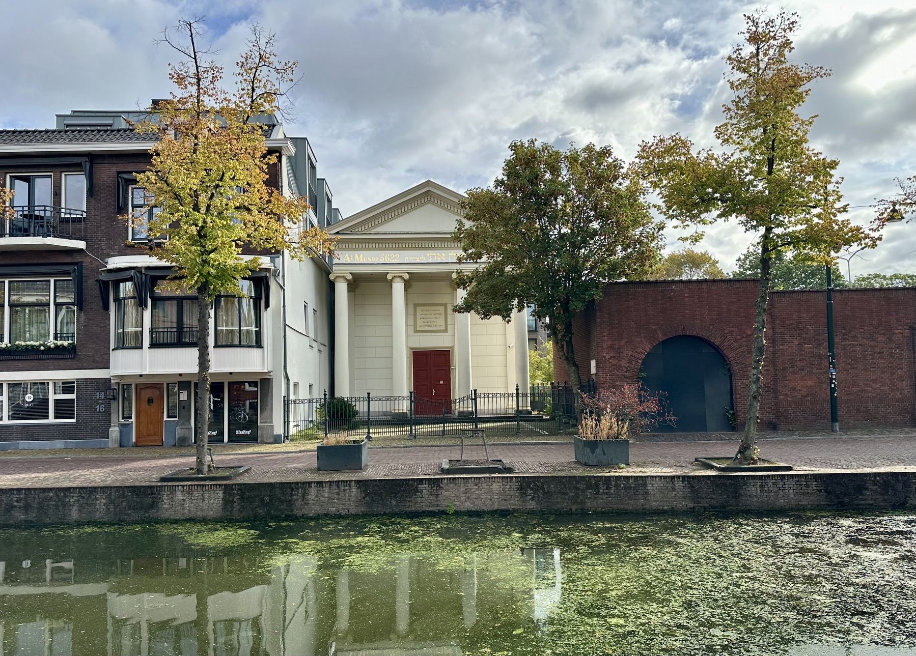 Delft Synagogue - wide view image. Click for full size.