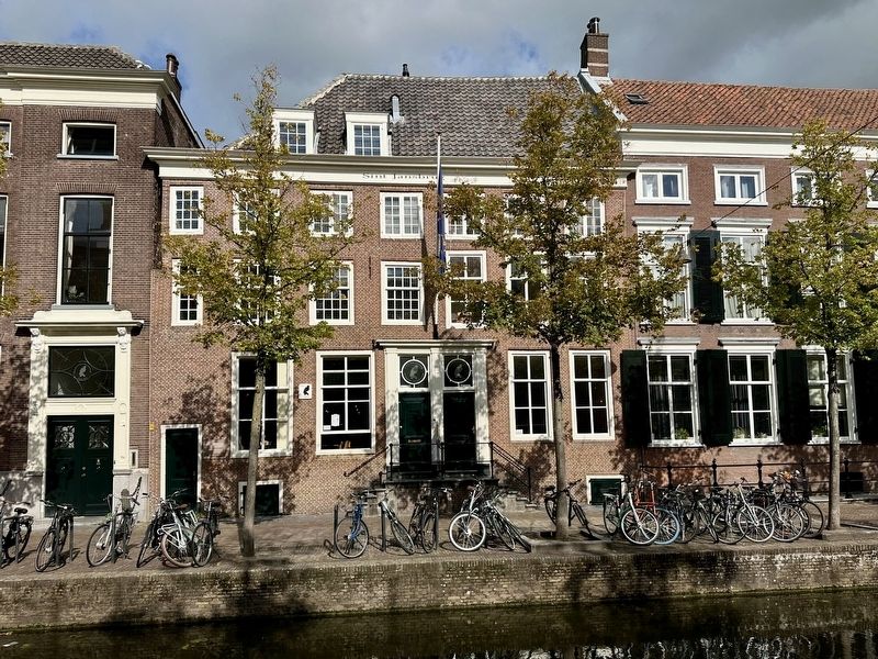 Sint Jansbrug Marker - as seen from across the canal. Click for full size. Sint Jansbrug Marker - as seen from across the canal image. Click for full size.