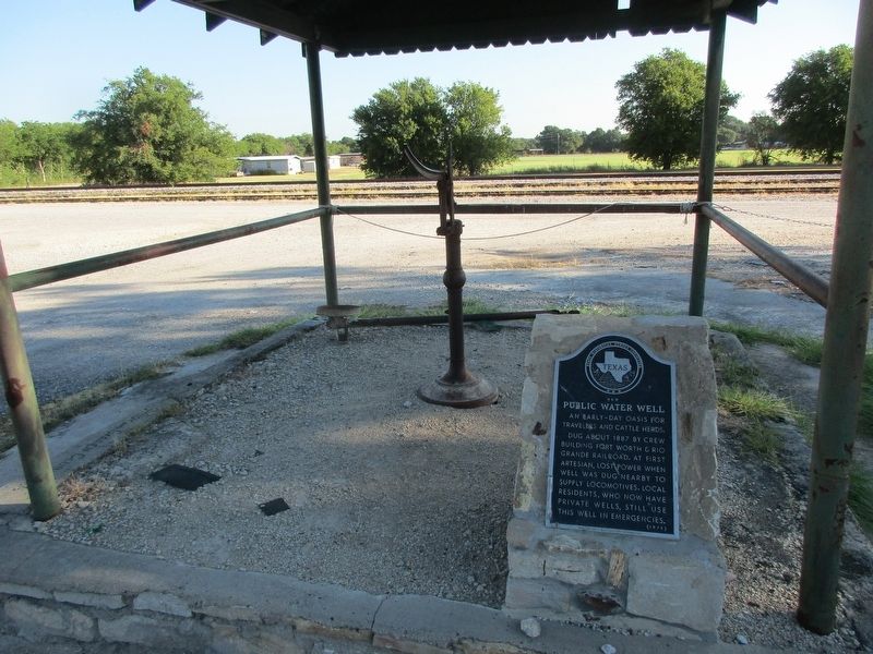 Old Public Water Well and marker image. Click for full size.
