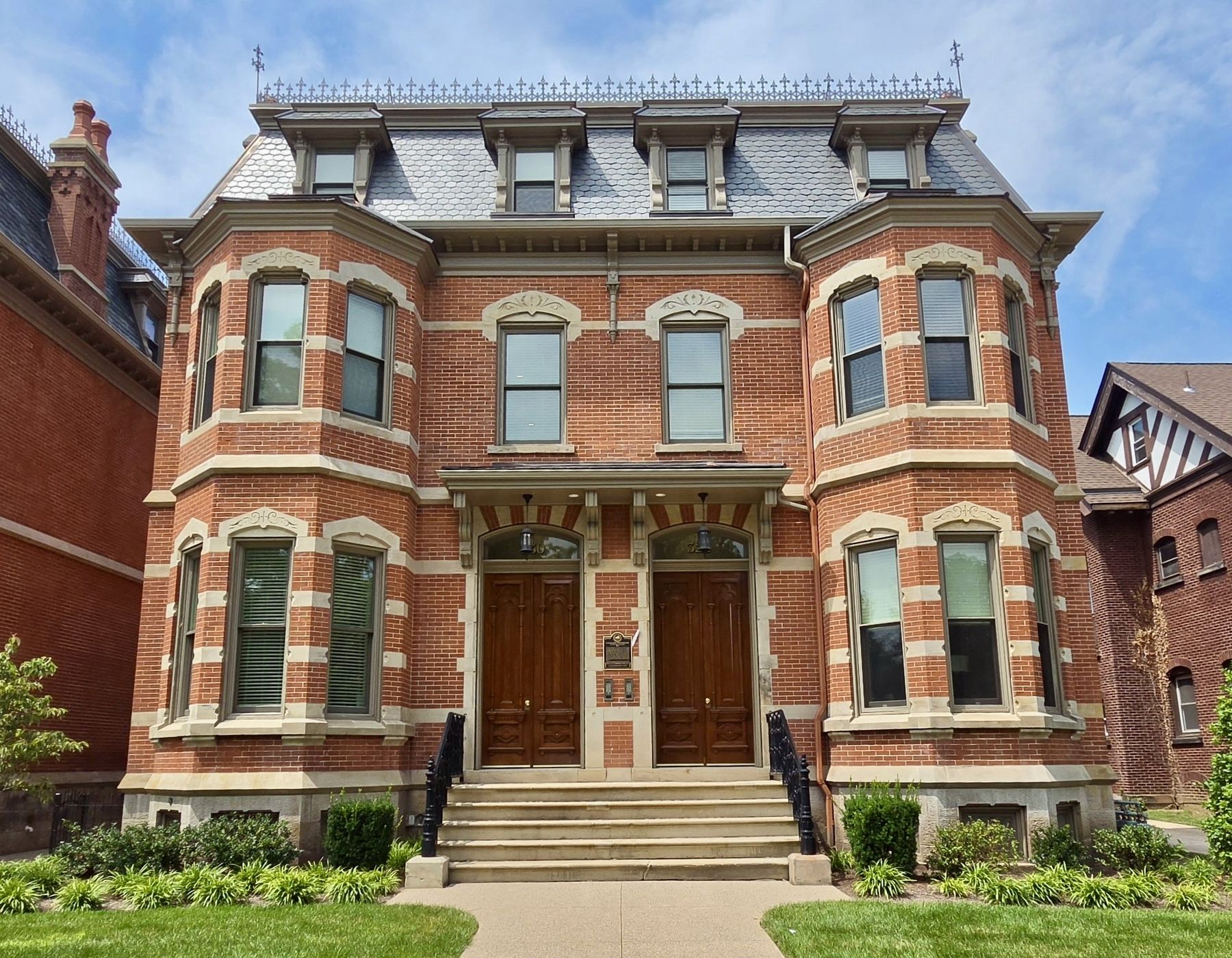 Canalside Townhouses. Marker is at the top of the steps between the two entrances.. Click for full size. Canalside Townhouses. Marker is at the top of the steps between the two entrances. image. Click for full size.