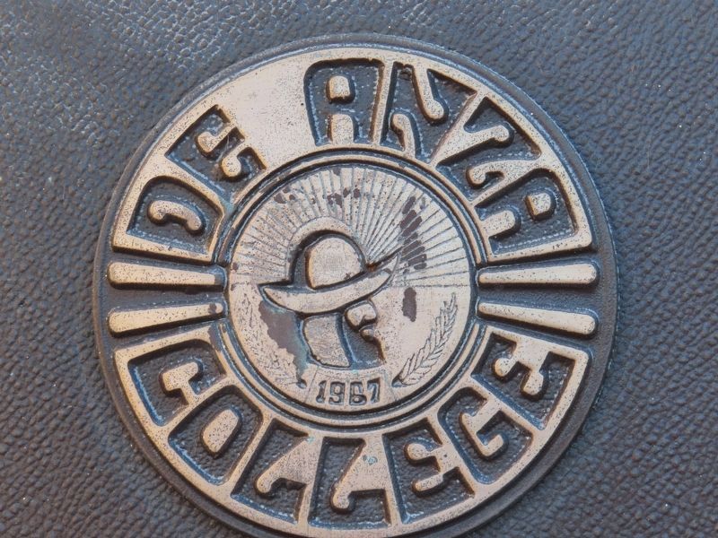 De Anza College's first logo. Click for full size. De Anza College's first logo image. Click for full size.