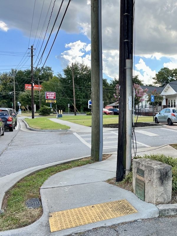 marker seen from the north, looking south. Click for full size. marker seen from the north, looking south image. Click for full size.