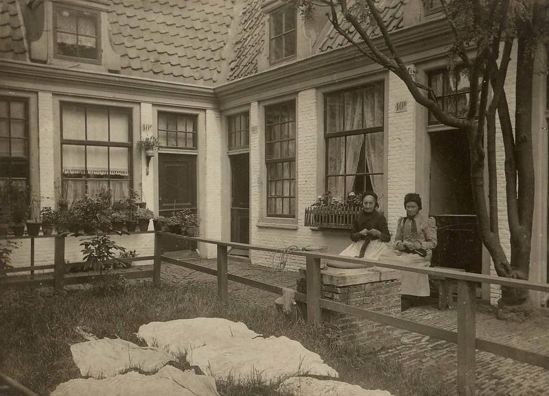 Hofje van Guurtje de Waal / Guurtje de Waal Almshouse - courtyard interior image. Click for full size.