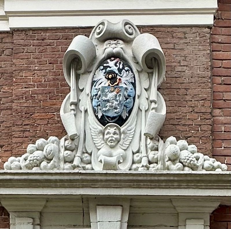 Cartouche above the entrance (mentioned on the marker) image. Click for full size.