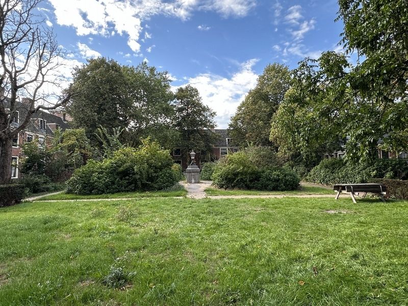 Proveniershuis - inner courtyard image. Click for full size.