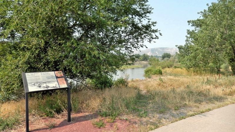 The “Flat Water” Platte River/El Río Platte de agua plana Marker. Click for full size. The “Flat Water” Platte River/El Río Platte de agua plana Marker image. Click for full size.