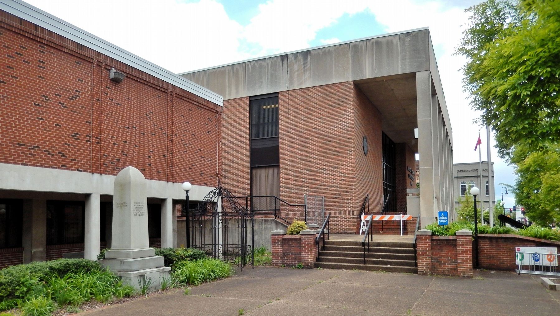 Veterans Memorial & Unicoi County Courthouse image. Click for full size.